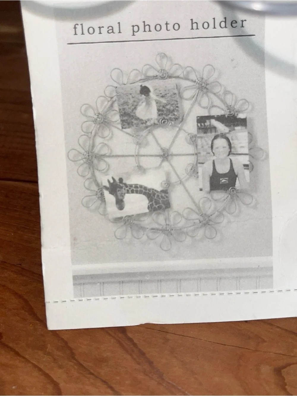 NWT Pier 1 Gray Floral Wire Wall Circle Photograph Holder Wall Hanger